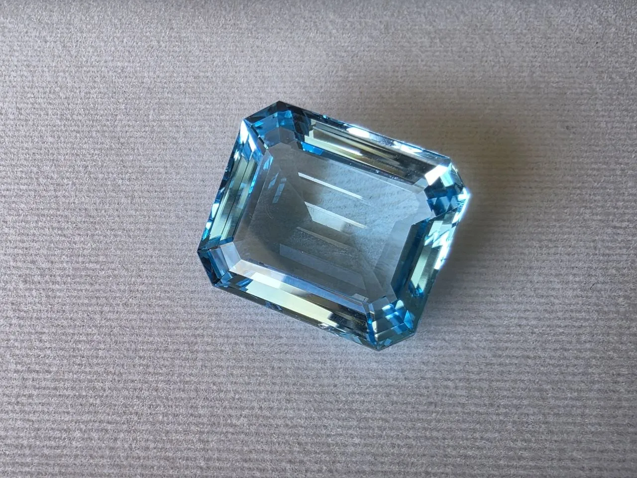 Натуральный голубой топаз, 55.40 Ct., Бразилия