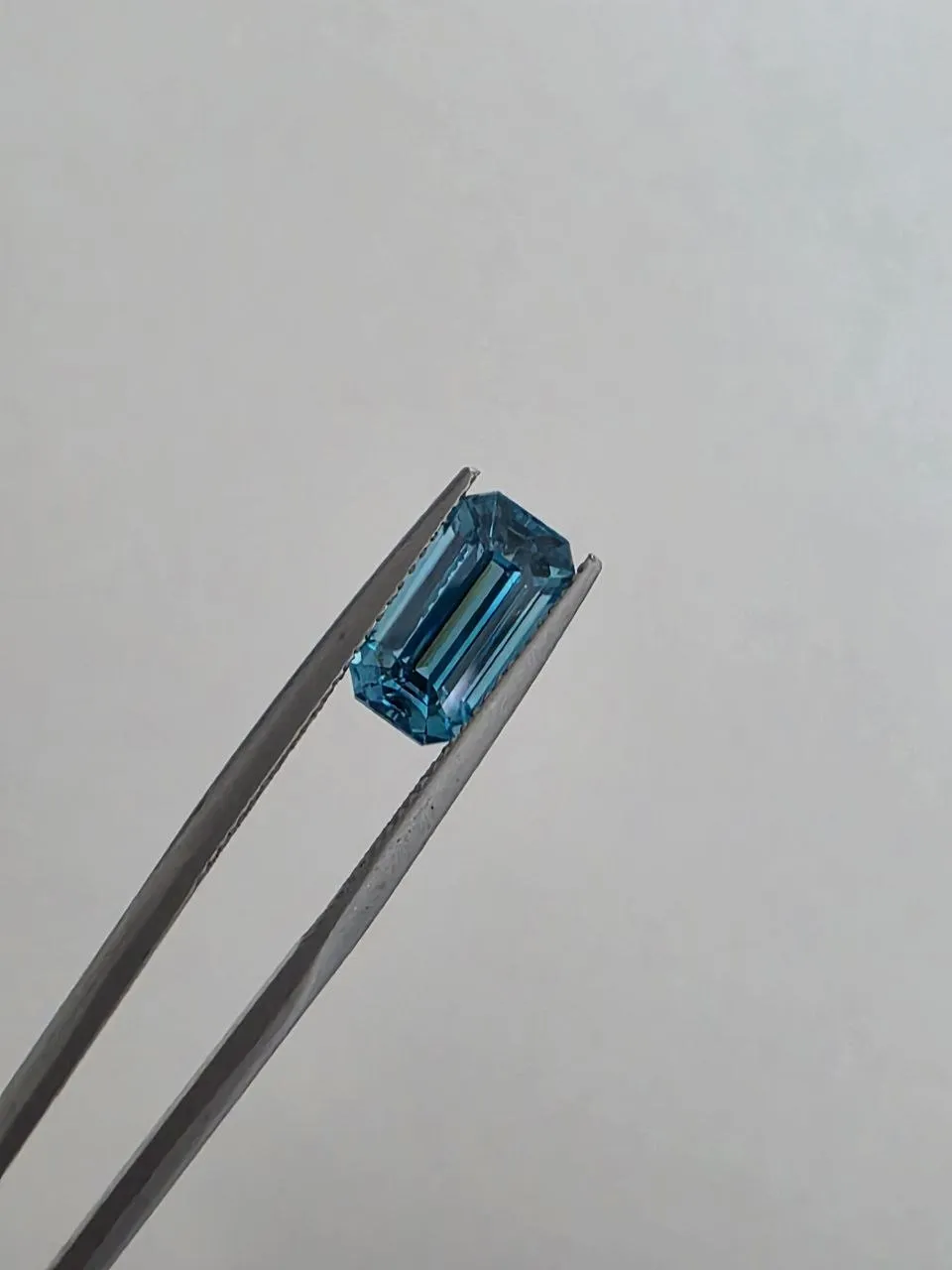 Натуральный неонголубой циркон 5.49Ct., Камбоджа